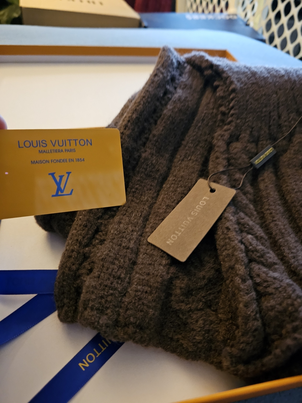 Louis Vuitton Gray "Only Louis Mini Knit Cable Scarf" with Yellow LV Monogram - Picture 2 of 5